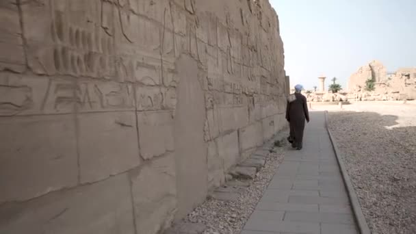 Araber Spazieren Traditioneller Kleidung Den Karnak Tempel Luxor Ägypten — Stockvideo