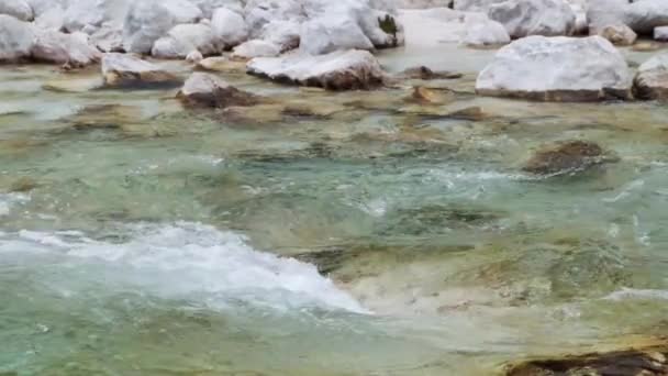 Вид Бирюзовой Воды Спускающейся Вниз Реке Сока Словенской Области — стоковое видео