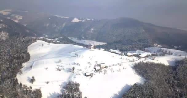 Pitoresca Igreja Sveti Tomaz Topo Colina Centro Eslovênia Durante Inverno — Vídeo de Stock