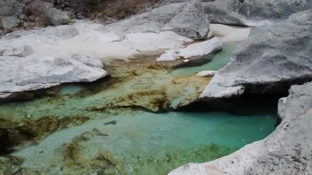 Schöne Aussicht Auf Türkisfarbenes Wasser Das Den Fluss Soca Hinunterfließt — Stockvideo