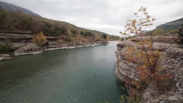 秋の間 アルバニアのVjose川 パーメット川と美しい色 — ストック動画
