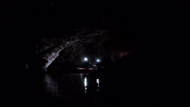 Kajakfahren Slowenischen Höhlen — Stockvideo