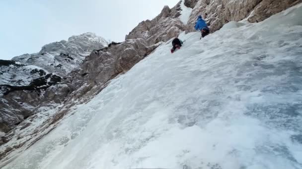 ジュリアン アルプスとトリグラフ国立公園のスロベニアでのアイスクライミング ヴァーシック付近の凍る滝 — ストック動画
