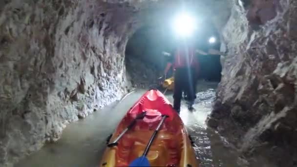 Caiaque Caverna Subterrânea Eslovénia — Vídeo de Stock