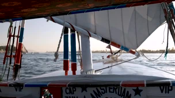 Barco Vela Nilo Nilo Luxor Pôr Sol Belo Histórico Egito — Vídeo de Stock