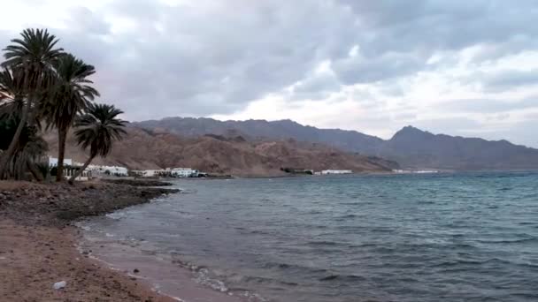 Όμορφο Καθαρό Νερό Dahab Αίγυπτο Εξερευνώντας Γαλάζια Νερά Βουνά Στο — Αρχείο Βίντεο