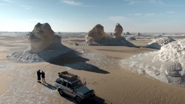 White Desert Black Desert Egypt Two People Standing Next Wheel — Stock Video