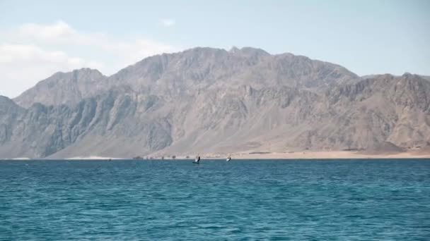 Bela Água Limpa Egito Dahab Explorando Água Azul Com Montanhas — Vídeo de Stock