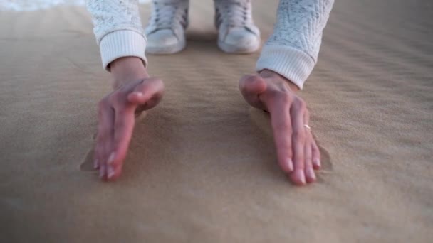 Deserto Bianco Deserto Nero Egitto Signora Che Gioca Con Sabbia — Video Stock