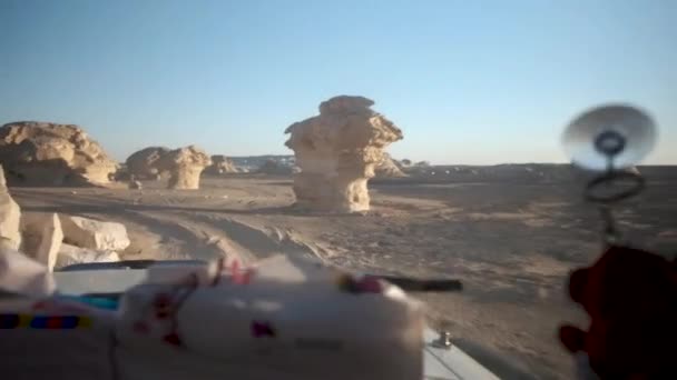 埃及的白色沙漠和黑色沙漠 驾车穿越白色沙漠 — 图库视频影像