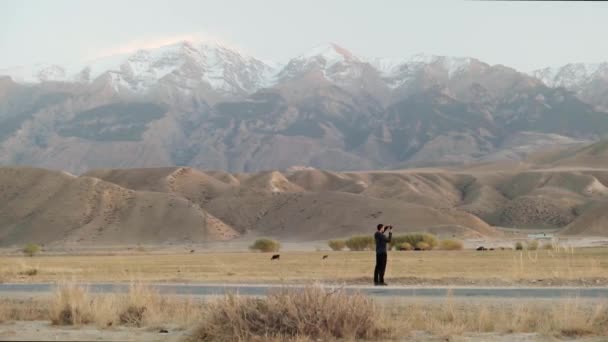 Изучение Нарына Кыргызстане Красивых Нетронутых Ландшафтов Центральной Азии — стоковое видео