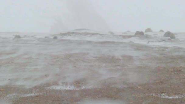 在隆冬的时候 在大风大浪和寒冷的天气下 开车经过宋高乐湖 带着雪在山口开车 — 图库视频影像