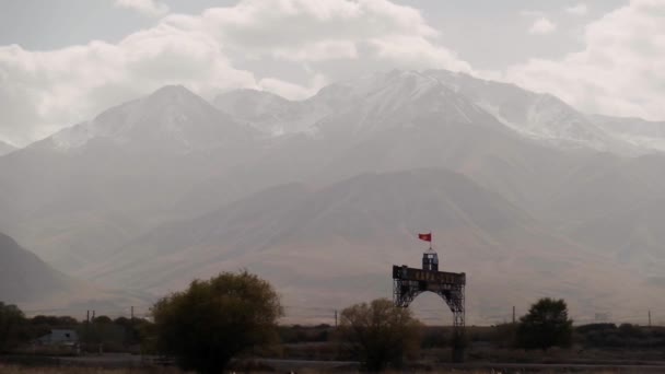 Conducir Por Naryn Kirguistán Hermosos Paisajes Vírgenes Naturaleza Bandera Kirguistán — Vídeo de stock