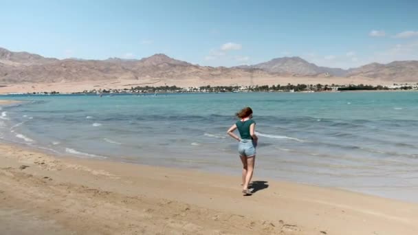 Krásná Čistá Voda Dahab Egypt Prozkoumávání Modré Vody Horami Pozadí — Stock video