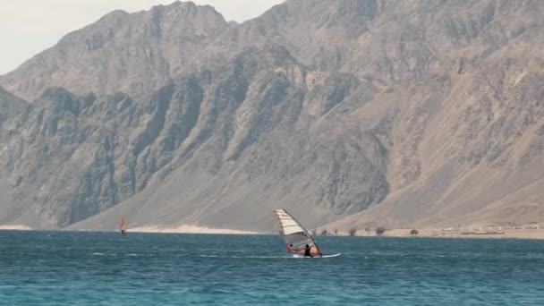 Bela Água Limpa Egito Dahab Explorando Água Azul Com Montanhas — Vídeo de Stock