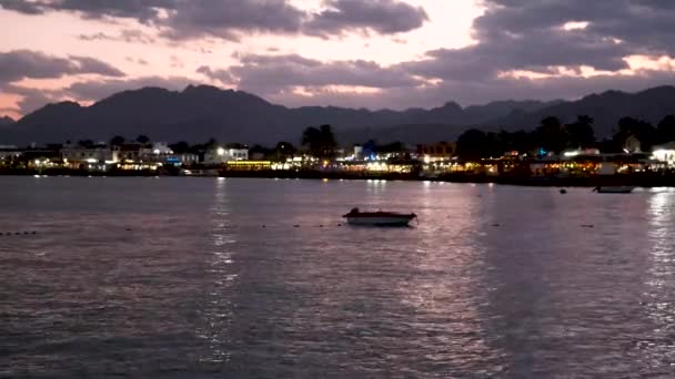 Bela Água Limpa Egito Dahab Explorando Água Azul Com Montanhas — Vídeo de Stock