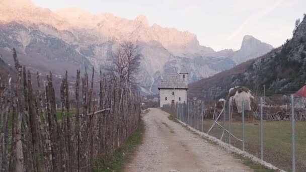 Krásné Theth Valley Thethi Kostel Albánských Alpách Albánie — Stock video