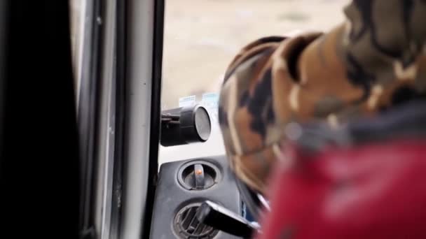 アルバニアアルプスのショコダーからテシへの輸送 山の中でバスで旅行 — ストック動画