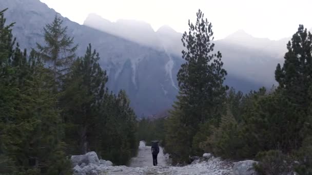 Słynna Piękna Dolina Valbona Alpach Albańskich Wędrówki Górach Jesienią — Wideo stockowe