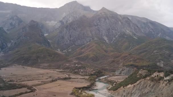 Fiume Vjose Che Scorre Accanto Agli Alberi Autunnali All Alba — Video Stock