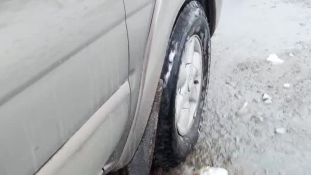 Conducir Través Charco Cámara Lenta Condiciones Nieve Invierno — Vídeo de stock