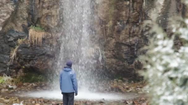 Kegety Waterfall Vintern Nära Ala Too Sortiment Nära Kegety River — Stockvideo