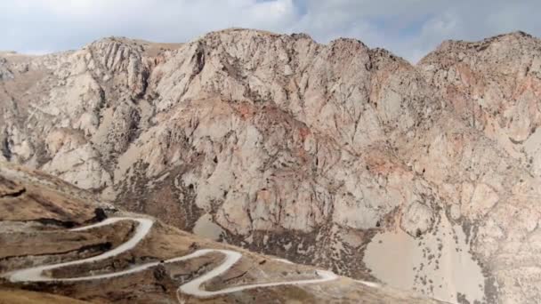 Incroyable Route Montagne Passant Par Une Vallée Sortant Col Montagne — Video