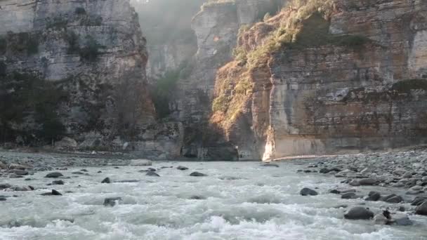 Albania Canyon Osum Piękne Drzewa Rzeka Pomiędzy Ogromnymi Górami Dużą — Wideo stockowe