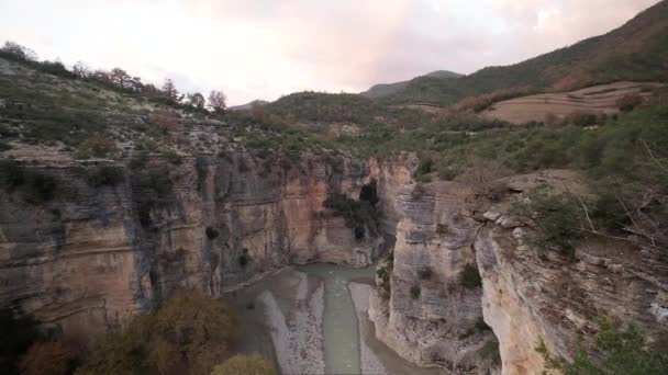 Albanien Canyon Osum Vackra Träd Och Flod Mitt Emellan Enorma — Stockvideo