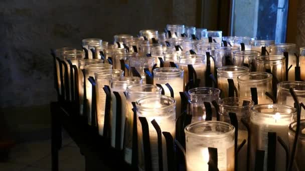 Nahaufnahme Brennender Kerzen Der Kirche Kamera Zieht Sich Langsam Zurück — Stockvideo