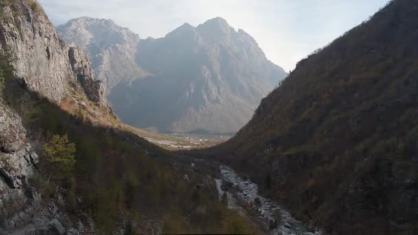Turistika Kolem Theth Blue Eye Grunas Vodopád Albánských Alpách Během — Stock video