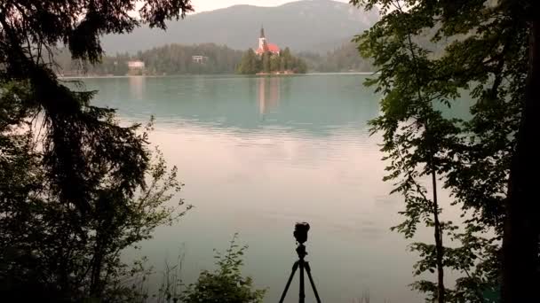 美しい湖スロベニアの日の出で流されました アルプスの湖で日の出を撮る写真家 — ストック動画