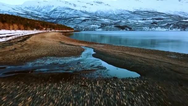 Imágenes Drones Sobre Playa Del Mar Ártico Norte Noruega Cerca — Vídeo de stock