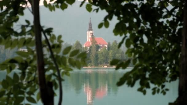 スロベニアの日の出で祝福された美しい湖 — ストック動画