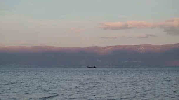 Barco Fishing Lago Ohrid Cerca Albania Macedonia Atardecer — Vídeos de Stock