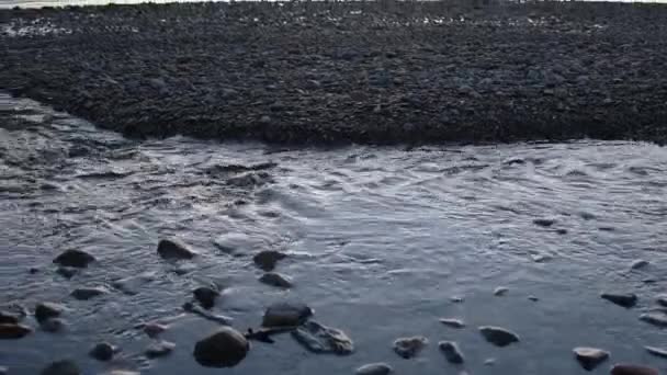 非常に涼しい日没で石の上を流れる小さな小川 — ストック動画