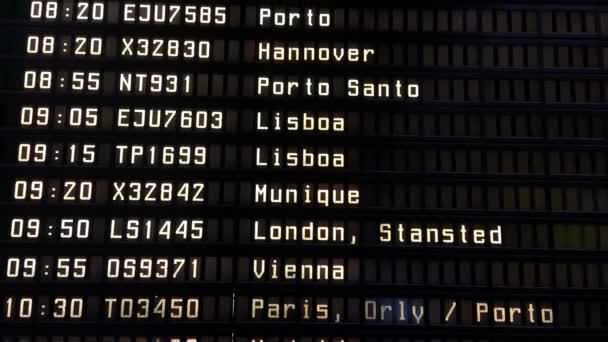 Sistem Tampilan Informasi Penerbangan Bandara Fids Berubah Dari Portugis Inggris — Stok Video