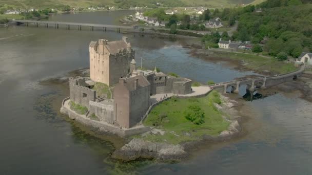 Vzdušný Výhled Hrad Eilean Donan Slunečného Dne Létání Zprava Doleva — Stock video