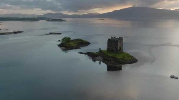 Uma Vista Aérea Castle Stalker Loch Laich Quando Sol Começa — Vídeo de Stock