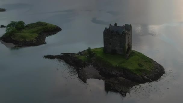 Μια Εναέρια Άποψη Του Castle Stalker Στο Loch Laich Καθώς — Αρχείο Βίντεο