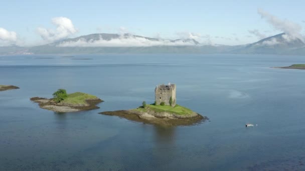 Uma Vista Aérea Castle Stalker Loch Laich Numa Manhã Ensolarada — Vídeo de Stock