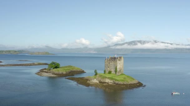 Μια Εναέρια Άποψη Του Castle Stalker Στο Loch Laich Ένα — Αρχείο Βίντεο