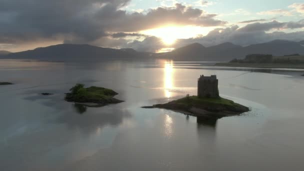 Uma Vista Aérea Castle Stalker Loch Laich Quando Sol Começa — Vídeo de Stock