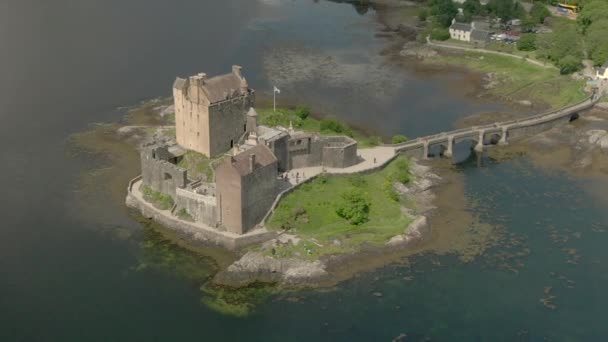 Une Vue Aérienne Château Eilean Donan Par Une Journée Ensoleillée — Video