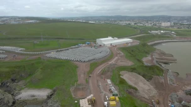 Eine Luftaufnahme Der Außenseite Eines Betonwerks Nigg Bay Aberdeenshire Zeigt — Stockvideo