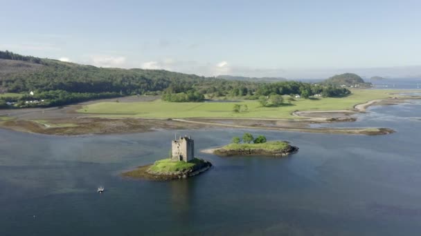 Vzdušný Výhled Hrad Stalker Loch Laich Slunečného Rána Létání Zprava — Stock video