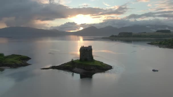 Uma Vista Aérea Castle Stalker Loch Laich Quando Sol Começa — Vídeo de Stock