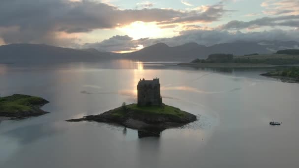 Uma Vista Aérea Castle Stalker Loch Laich Quando Sol Começa — Vídeo de Stock