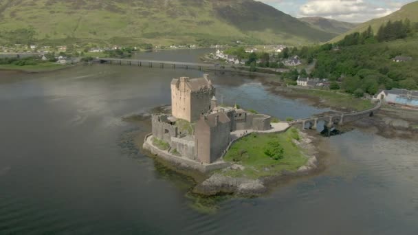 Vzdušný Výhled Hrad Eilean Donan Slunečného Dne Létání Zprava Doleva — Stock video