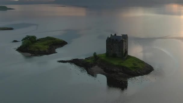 Μια Εναέρια Άποψη Του Castle Stalker Στο Loch Laich Καθώς — Αρχείο Βίντεο